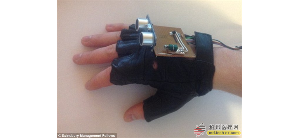 震动手套用超声波帮助盲人导航
