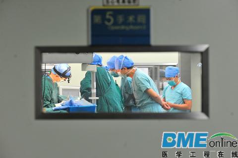 世界首个3D打印人工脊椎植入成功