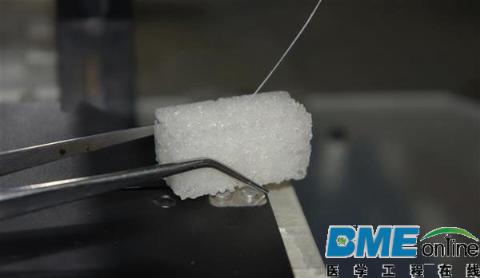 科学家研发3D打印植入物医疗材料可促进骨再生